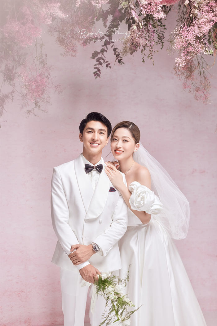 Cô dâu chú rể cùng chọn tông màu trắng cho bộ ảnh cưới trong studio này.