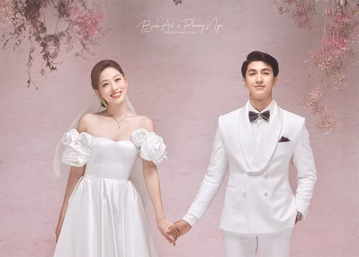 Cô dâu Phương Nga sinh năm 1998 còn chú rể Bình An sinh năm 1993.