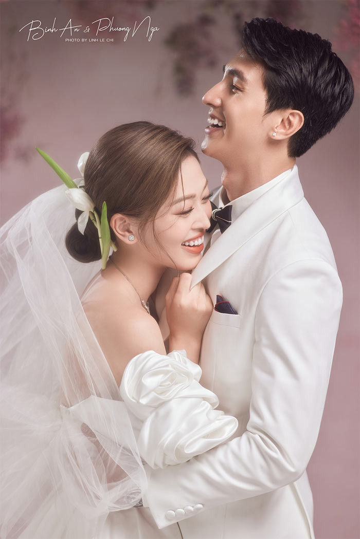 Cô dâu Phương Nga e ấp nép vào ngực chú rể Bình An.