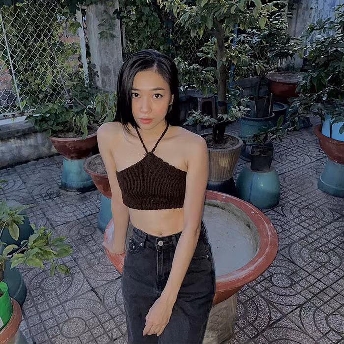 Phong cách thời trang đời thường của Nguyên Thảo rất đơn giản nhưng cô luôn biết cách gây chú ý với những tiểu tiết cut out gợi cảm hay diện crop top để khoe eo thon.