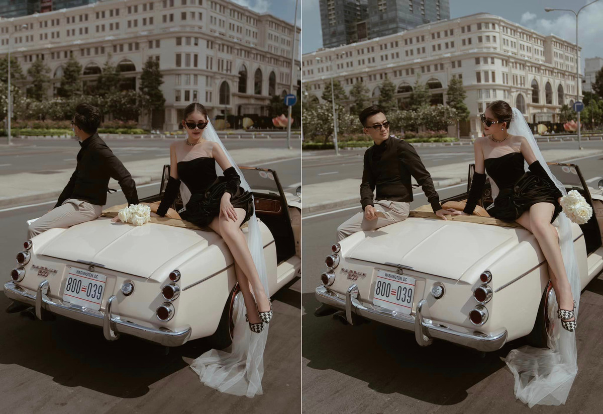 Cô dâu diện bộ đầm nhung đen kết hợp với voan trắng, còn chú rể cũng thể hiện sự đồng điệu khi chọn áo sơ mi, gilê màu đen và quần sáng màu.