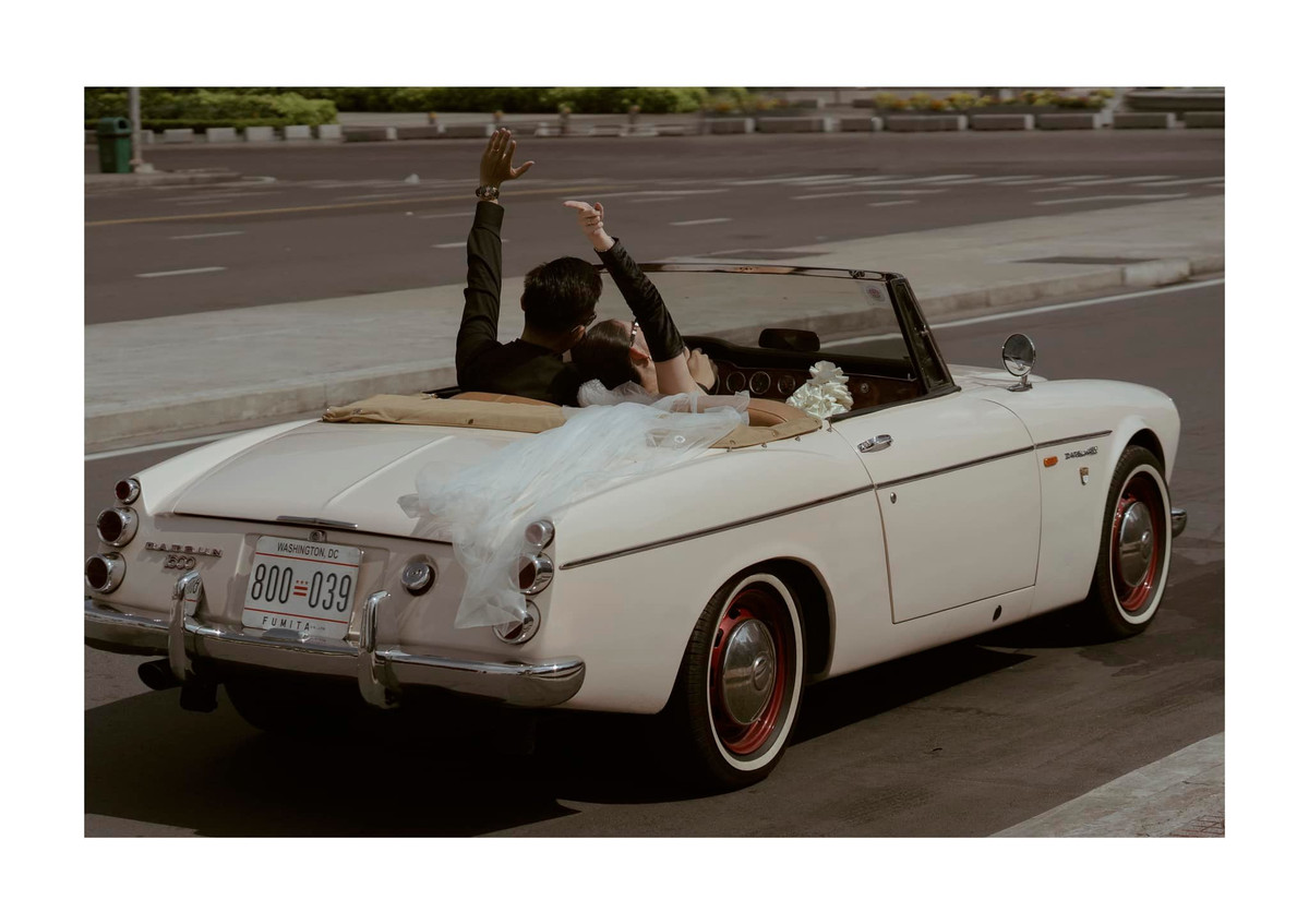 Đầm đen tạo vẻ đẹp cá tính, nhưng cũng không kém phần gợi cảm cho cô dâu ưa phá cách như Lê Âu Ngân Anh.