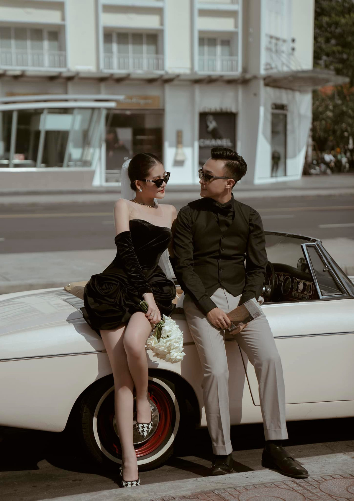 Trang phục và phụ kiện làm tôn lên vẻ đẹp thần thái của cặp "trai tài gái sắc".