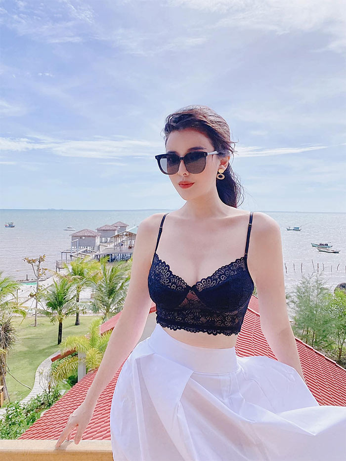 Cao Thái Hà thực sự hút mắt với set đồ áo corset ren đen kết hợp với chân váy trắng.