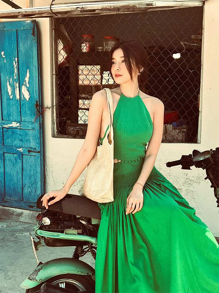 Váy xanh dài, thân váy thiết kế kiểu áo yếm, nữ diễn viên "Mẹ rơm" khoe làn da trắng cùng vóc dáng mình hạc xương mai.