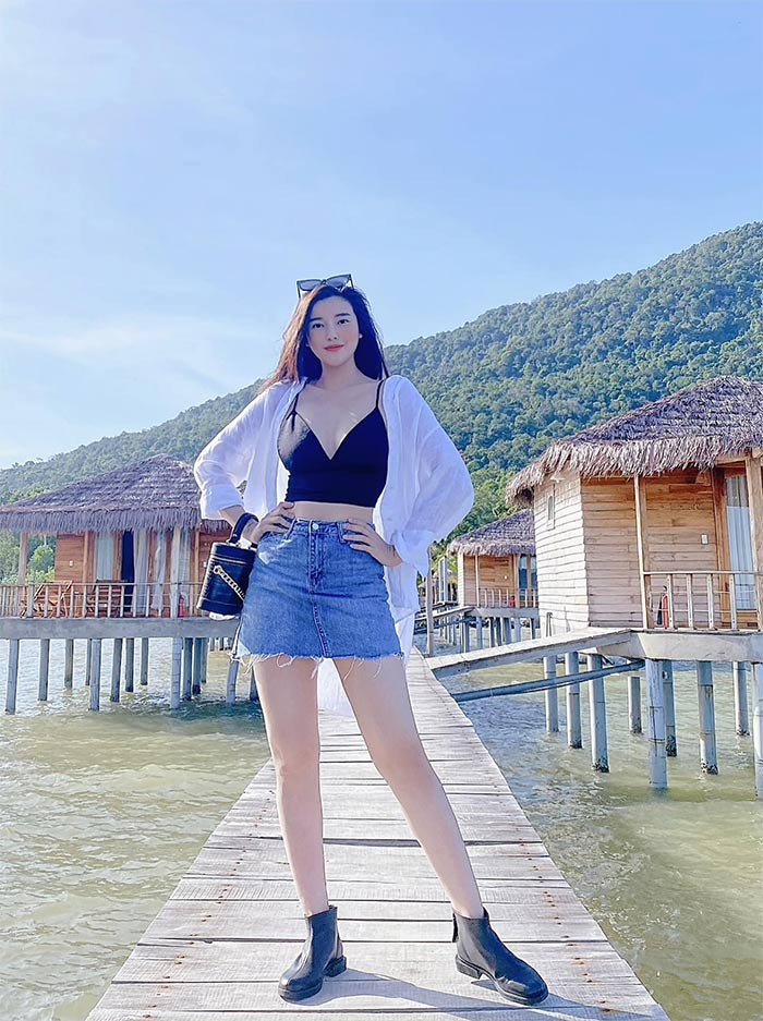 Áo corset đen khoác ngoài sơ mi trắng, chân váy jeans ngắn, nữ diễn viên "Kiều" khoe trọn ba vòng đẹp mắt cùng đôi chân dài miên man.