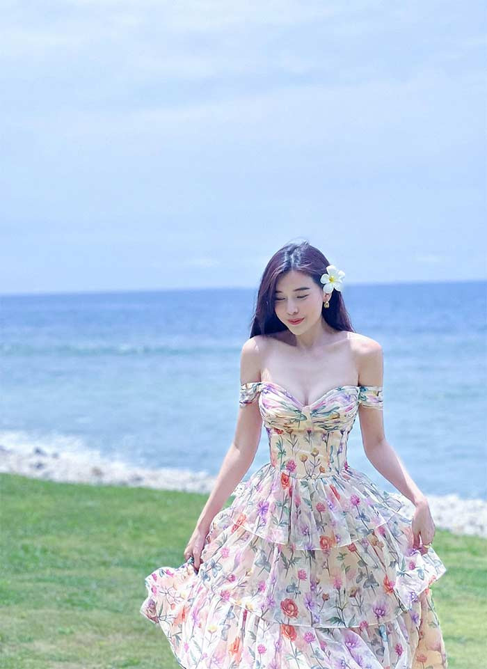 Váy hoa trễ vai, nhiều tầng, trang phục vừa nữ tính vừa gợi cảm của người đẹp Cần Thơ khi đi du lịch.