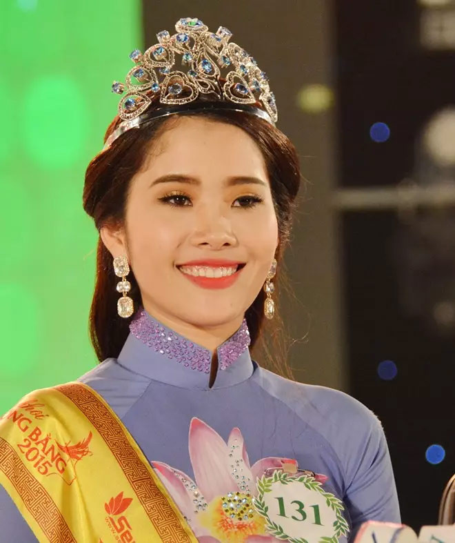 Năm 2015, Nam Em thử sức trong cuộc thi Hoa khôi Đồng bằng sông Cửu Long 2015 và được đánh giá là một trong những thí sinh nổi bật. Cô lên ngôi Hoa khôi Đồng bằng sông Cửu Long 2015 khi mới 19 tuổi. (Ảnh: FBNV)