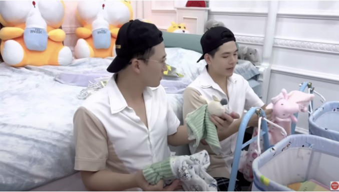 Khoảnh khắc hai ông bố tỉ mỉ trang trí phòng ngủ cho con khiến fan ngưỡng mộ.