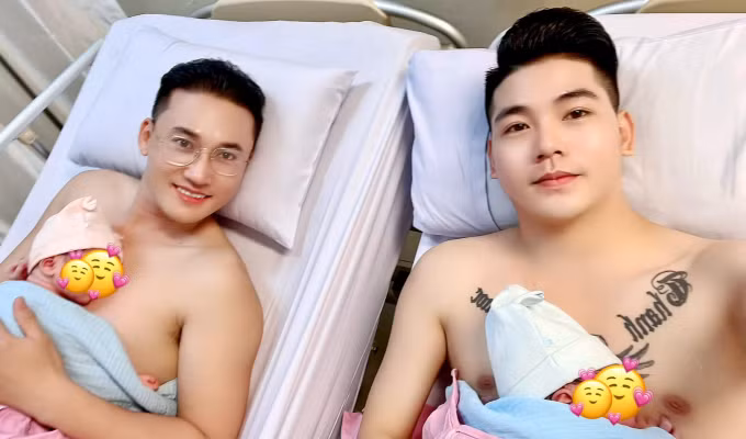 Trước đó, cặp sao đã bay sang Thái Lan để đón cặp song sinh "đủ nếp đủ tẻ" trong niềm hạnh phúc vỡ òa. Dù chưa lộ rõ gương mặt nhưng hai thiên thần nhà Hà Trí Quang và Thanh Đoàn đều toát lên nét đẹp như tranh vẽ với sống mũi cao, nước da trắng...