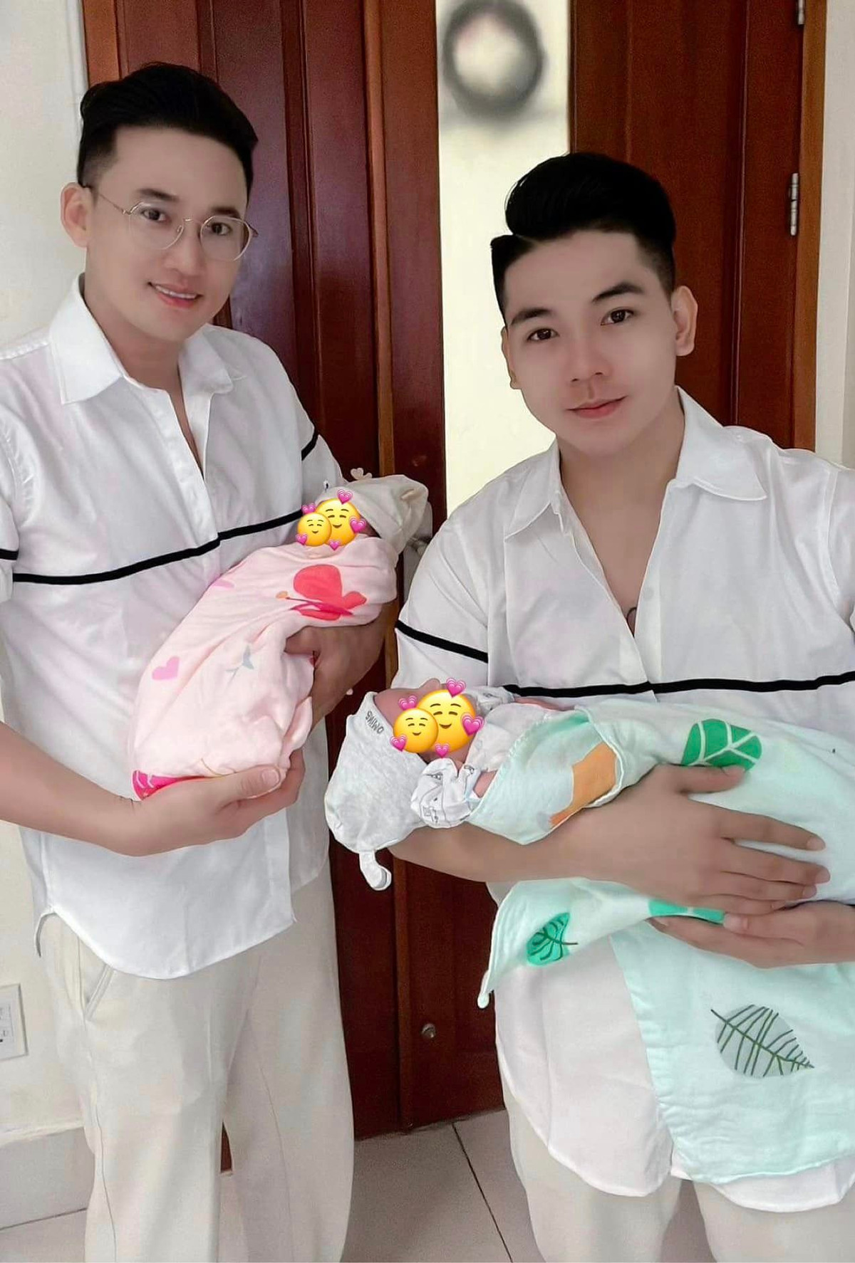 Trên trang cá nhân, cha Quang và ba Đoàn chia sẻ lý do vẫn chưa công khai gương mặt của hai con song sinh: "Ka Ka - Muội Muội mới chào đời nên ra tháng mới cho thấy mặt được ạ. Gia đình nhỏ nhà em cảm ơn bà con cô bác đã quan tâm và theo dõi".