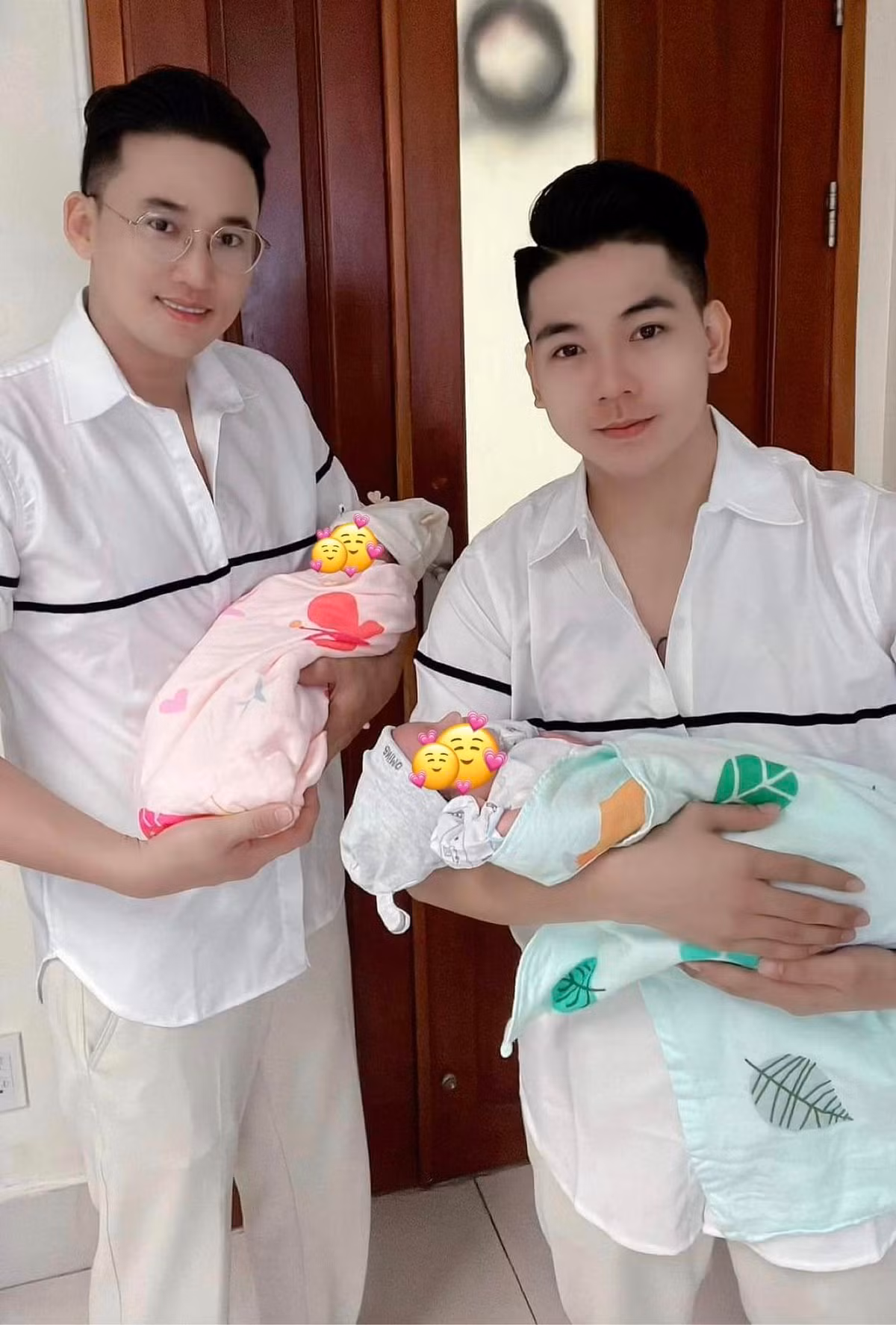 Trên trang cá nhân, cha Quang và ba Đoàn chia sẻ lý do vẫn chưa công khai gương mặt của hai con song sinh: "Ka Ka - Muội Muội mới chào đời nên ra tháng mới cho thấy mặt được ạ. Gia đình nhỏ nhà em cảm ơn bà con cô bác đã quan tâm và theo dõi".