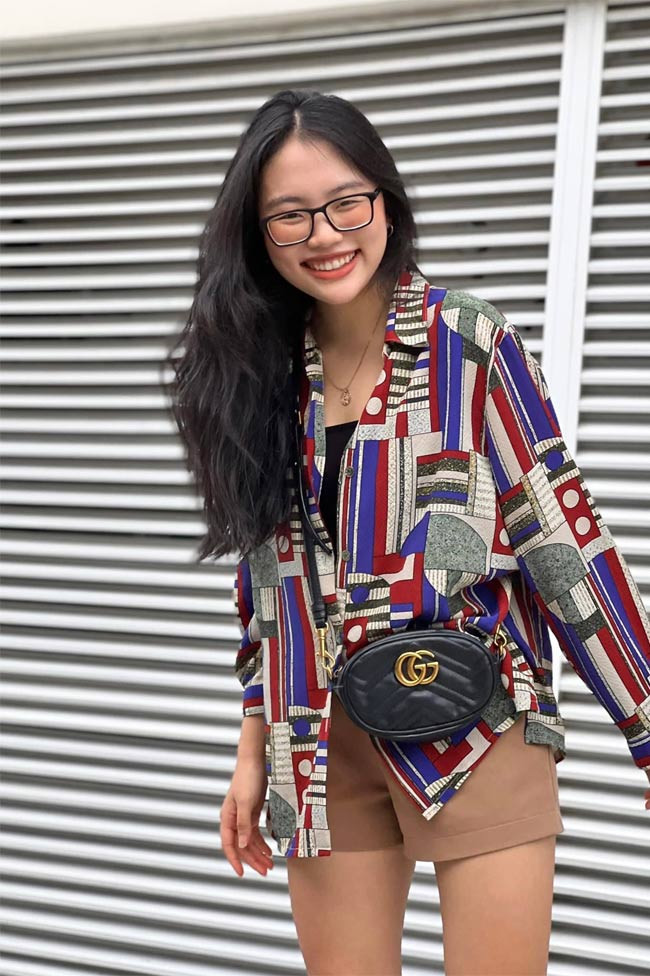 Không chỉ cuộc sống mà ngoại hình của "chị 7" cũng thay đổi rõ nét. Cô chịu khó đầu tư trang phục và phụ kiện đắt tiền hơn, vẻ ngoài cũng ngày càng xinh xắn hơn. Phương Mỹ Chi cũng thường xuyên đưa gia đình đi nghỉ dưỡng tại những khu du lịch nổi tiếng. (Ảnh: FBNV)