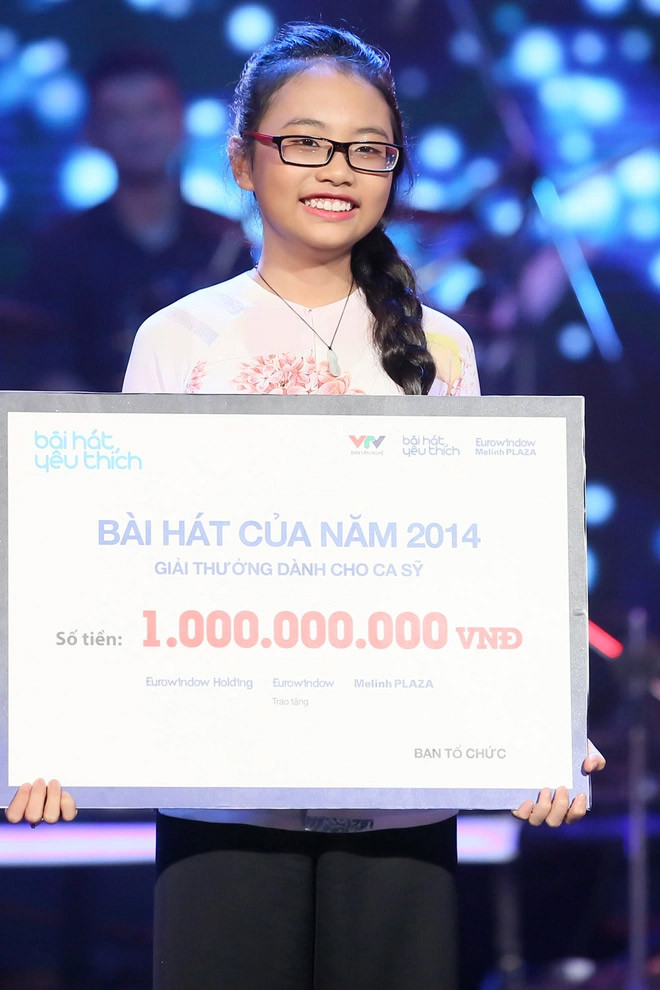 Năm 2014, Phương Mỹ Chi giành được giải thưởng Bài hát yêu thích trị giá 1 tỷ đồng và cát sê của nữ ca sĩ 10x ngày càng tăng lên. (Ảnh: Zing).