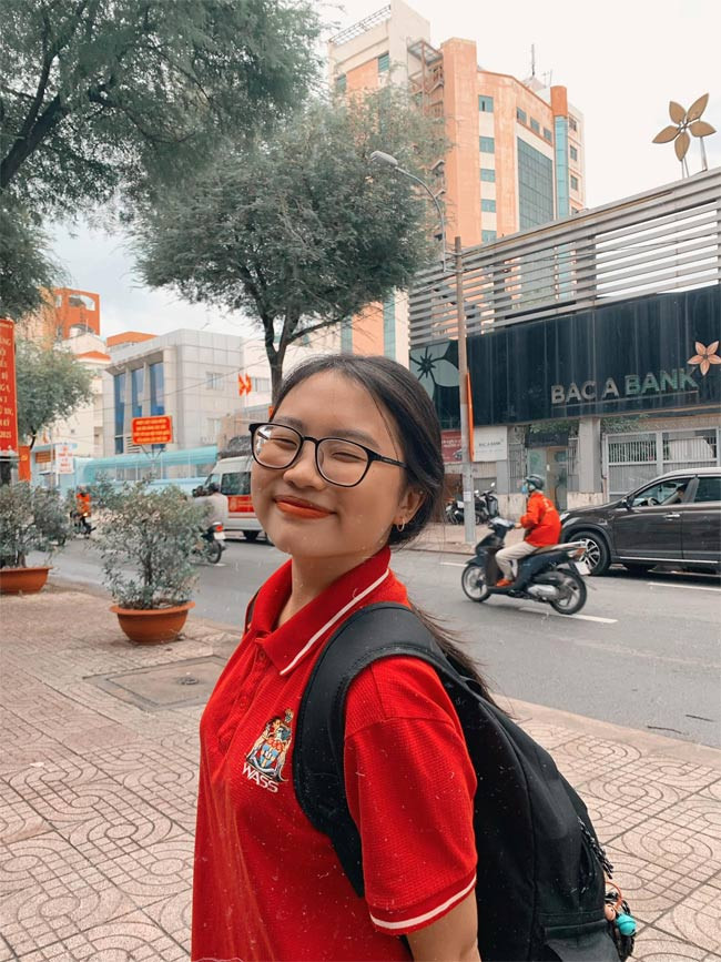 Sau khi trở thành á quân Giọng hát Việt nhí 2013, Phương Mỹ Chi chuyển sang học một trường quốc tế có mức học phí từ 160 - 432 triệu đồng/năm. (Ảnh: FBNV)