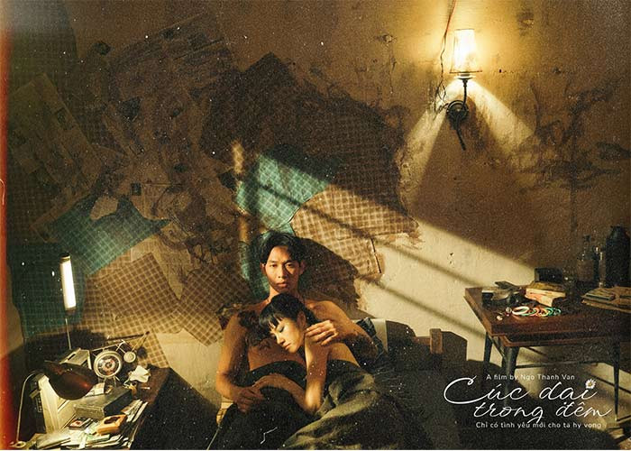 Trong phim "Thanh Sói", Thanh Vy có cảnh nóng với nam diễn viên Song Luân, giữa họ là mối tình giang hồ - đả nữ ngang trái. (Ảnh: Dân Việt)