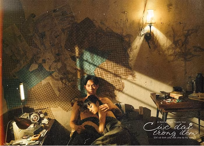 Trong phim "Thanh Sói", Thanh Vy có cảnh nóng với nam diễn viên Song Luân, giữa họ là mối tình giang hồ - đả nữ ngang trái. (Ảnh: Dân Việt)