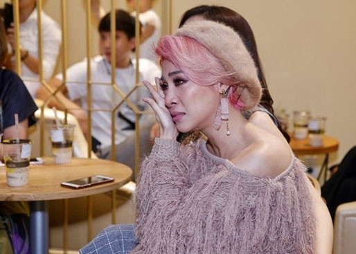 Ca sĩ Pha Lê cũng từng bị bạn trai hành hung trên đất Mỹ khi cô tới đây để lưu diễn. "Tôi bỏ chạy ra ngoài đường vào lúc nửa đêm, không tiền bạc, không tư trang, không một người quen biết ở xứ người. Tôi thực sự khủng hoảng và không thể tha thứ cho việc một người đàn ông dùng vũ lực với phụ nữ dù chỉ trong suy nghĩ chứ đừng nói là chuyện đã xảy ra như vậy", Pha Lê chia sẻ. (Ảnh: Vietnamnet)