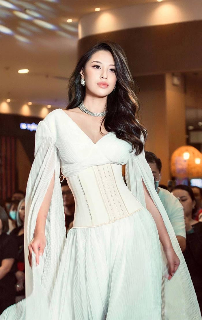 Sau vài năm thử sức trên sàn catwalk, Tường Linh ngày càng tự tin và thể hiện khả năng người mẫu của mình.