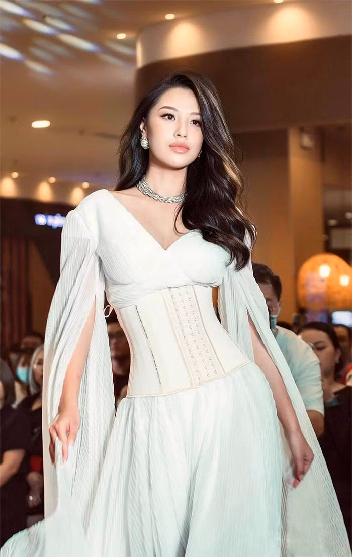 Sau vài năm thử sức trên sàn catwalk, Tường Linh ngày càng tự tin và thể hiện khả năng người mẫu của mình.