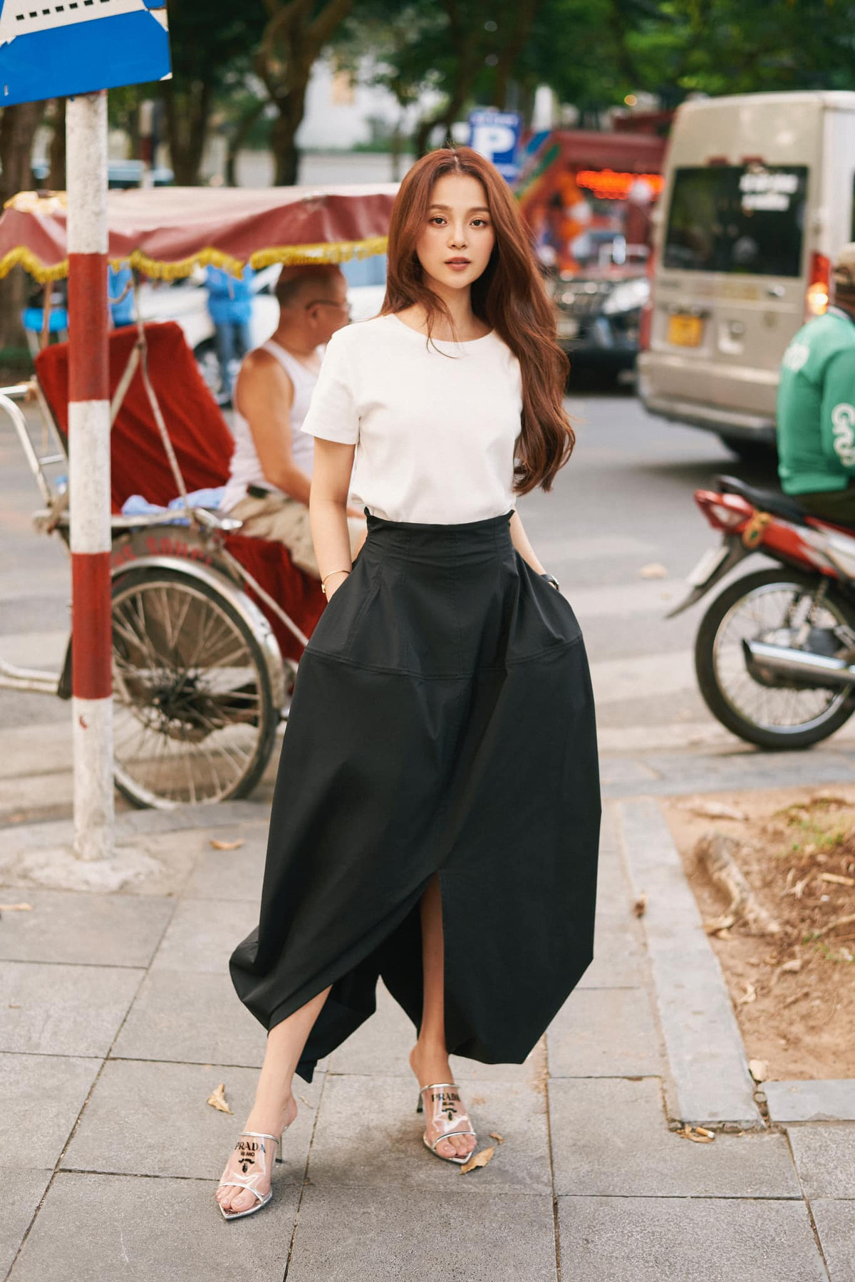 Người đẹp thân thiết bên con trai Hoài Linh không phải gương mặt xa lạ trong giới giải trí. Cô chính là nữ diễn viên - hot girl Lê Tam Triều Dâng.