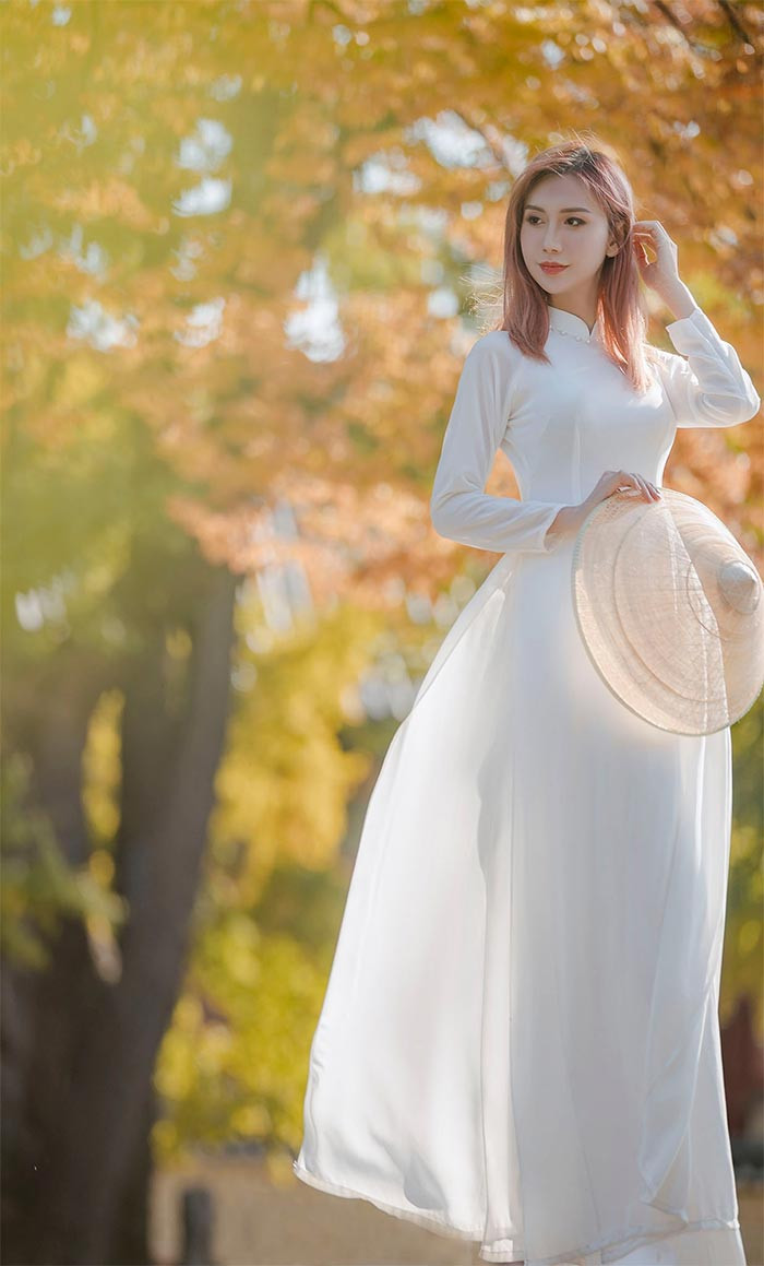 Giọng ca "Tạm biệt nhé" nữ tính trong tà áo dài trắng, xinh xắn, mảnh mai như một cô nữ sinh.