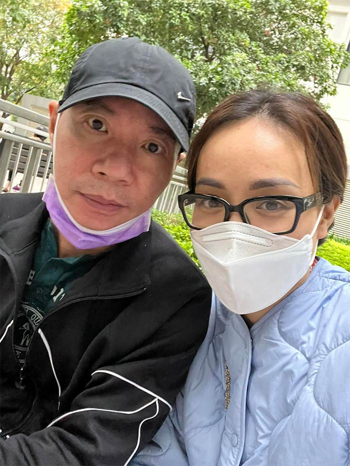 "Cái cảm giác anh Lý bật dậy mặc quần áo, đi 1 mình từ trên nhà xuống dưới sảnh lên xe đến nhà hát họp. Thật là sung sướng! Dù biết đi 1 mình được nhưng vợ vẫn lén đi thang khác, đi sau để quan sát", Ngọc Hà viết trên trang cá nhân.