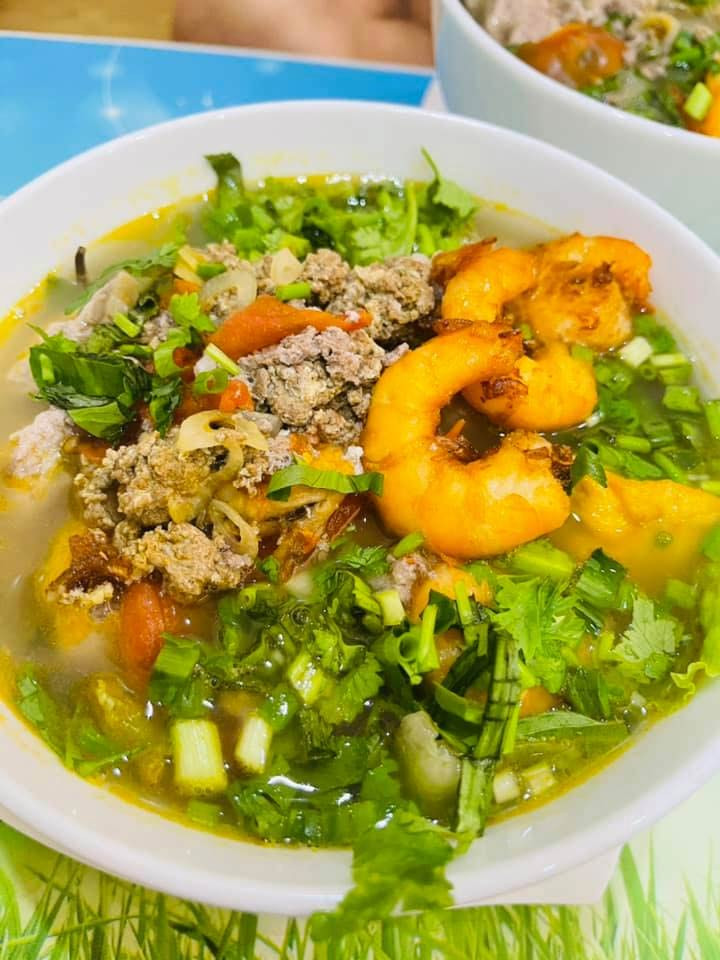 Những bữa ăn Ngọc Hà nấu cho "cô Đẩu" từ đơn giản như thịt rang, rau muống đến những bữa cỗ, bữa lẩu hoành tráng nhận được cơn mưa lời khen của cộng đồng mạng.