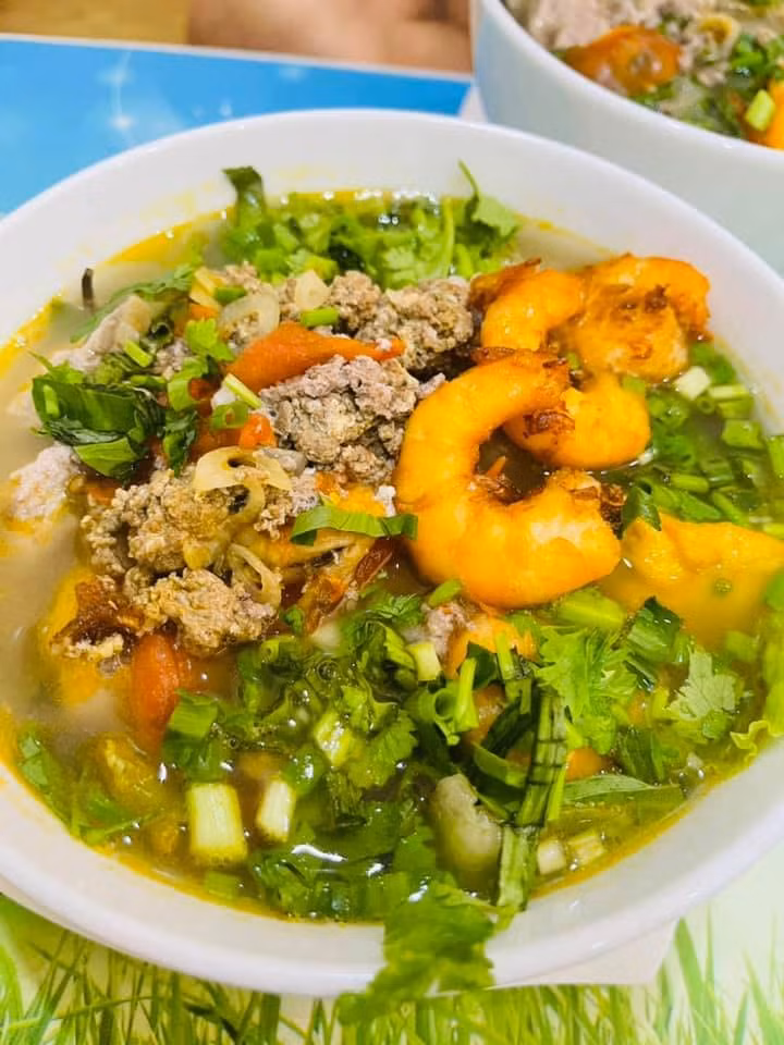 Những bữa ăn Ngọc Hà nấu cho "cô Đẩu" từ đơn giản như thịt rang, rau muống đến những bữa cỗ, bữa lẩu hoành tráng nhận được cơn mưa lời khen của cộng đồng mạng.