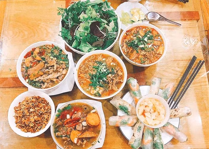 Không chỉ khi chồng đổ bệnh Ngọc Hà mới chăm Công Lý kỹ như vậy mà trước đây khi mới về chung một nhà, cô đã nổi tiếng là người chịu khó nấu nướng cho chồng ăn.