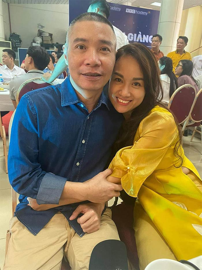 Là người kề cận chồng từ lúc bệnh nặng cho tới khi đỡ dần, Ngọc Hà âm thầm theo dõi và sung sướng với từng chuyển biến tích cực của anh.