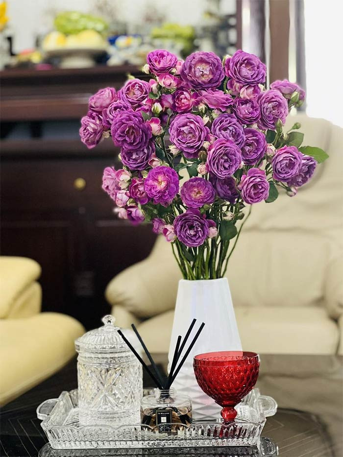 Không chỉ lo lắng từng bữa ăn, giấc ngủ của chồng, Ngọc Hà còn rất quan tâm tới tinh thần của ông xã. "Cuối tuần cắm lọ hoa cho ngôi nhà thêm rực rỡ. Cho em bé Lý yêu đời và đỡ trầm cảm", Ngọc Hà viết.