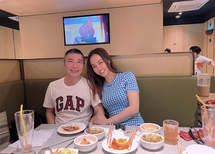 Trên trang cá nhân, vợ của NSND Công Lý thường xuyên đăng ảnh chồng với những lời lẽ yêu thương, nâng niu như với một em bé đúng nghĩa.