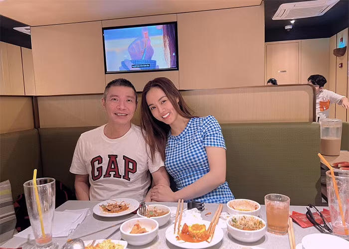 Trên trang cá nhân, vợ của NSND Công Lý thường xuyên đăng ảnh chồng với những lời lẽ yêu thương, nâng niu như với một em bé đúng nghĩa.