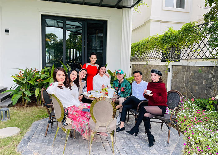 Việt Anh - Quỳnh Nga luôn quấn quýt không rời kể cả khi tụ tập cùng bạn bè.