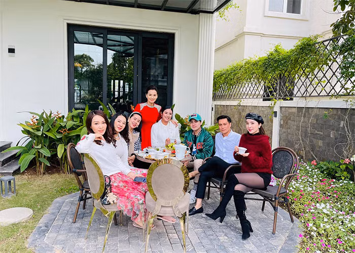 Việt Anh - Quỳnh Nga luôn quấn quýt không rời kể cả khi tụ tập cùng bạn bè.