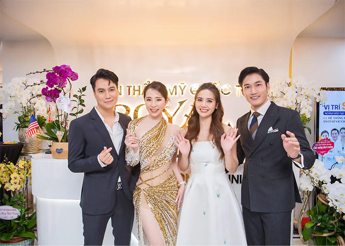 Không chỉ là bạn diễn trên phim, ngoài đời, hai người còn có quan hệ thân thiết. Cả hai chơi chung trong nhóm bạn gồm những người nổi tiếng: Lã Thanh Huyền, Huyền Lizzie, Vân Hugo, MC Thái Dũng, Đình Tú...