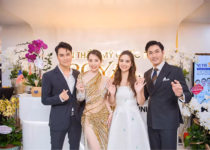 Không chỉ là bạn diễn trên phim, ngoài đời, hai người còn có quan hệ thân thiết. Cả hai chơi chung trong nhóm bạn gồm những người nổi tiếng: Lã Thanh Huyền, Huyền Lizzie, Vân Hugo, MC Thái Dũng, Đình Tú...