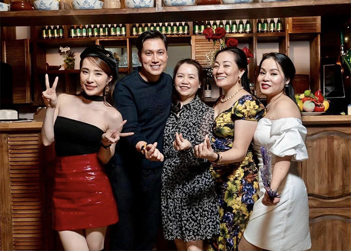 Trước những bình luận, nghi ngờ của cư dân mạng, Quỳnh Nga cho biết cả hai có mặt ở Moscow, Nga là vì: “Hai anh em đi cùng chương trình mà”.