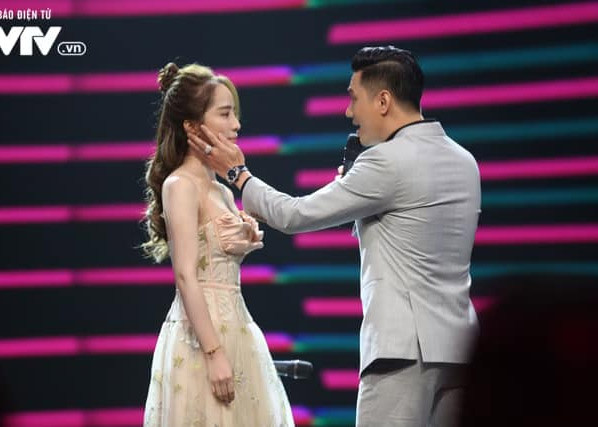 Những cử chỉ, ánh mắt tình tứ cả hai dành cho nhau càng khiến tin đồn hẹn hò lan xa.