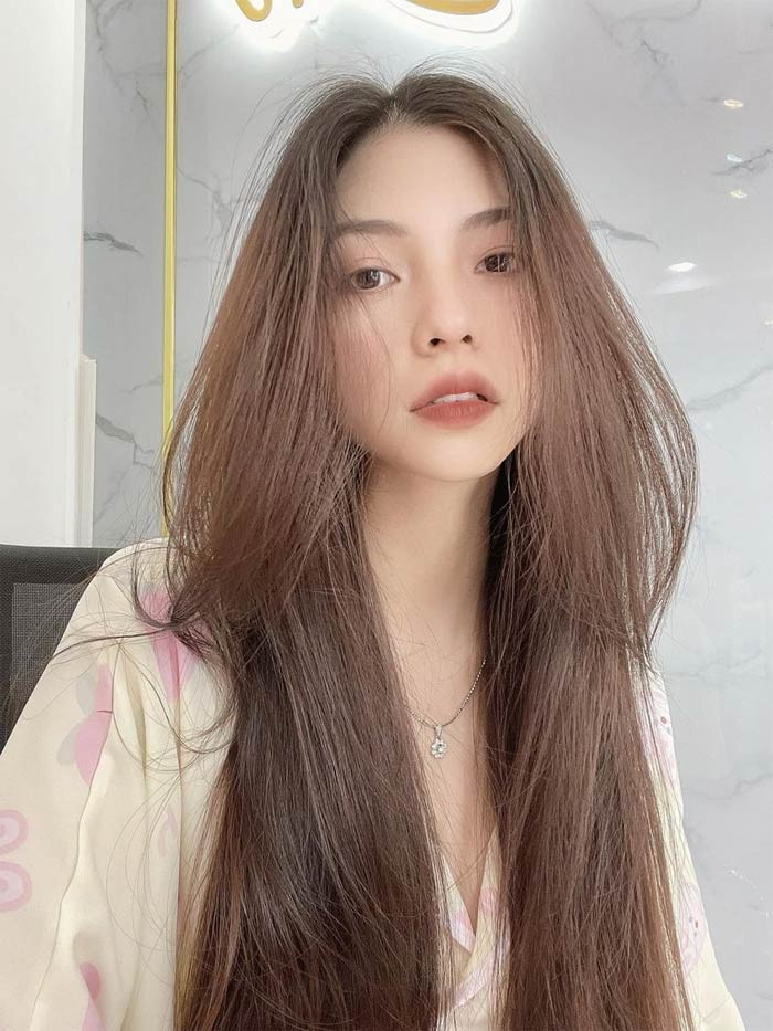 Cô sở hữu gương mặt rất Tây với sống mũi cao và đôi mắt to tròn.