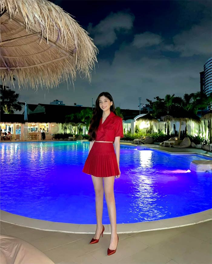 Bạn gái tin đồn của Ngô Kiến Huy còn sở hữu thân hình nóng bỏng với ba vòng quyến rũ cùng đôi chân dài miên man.