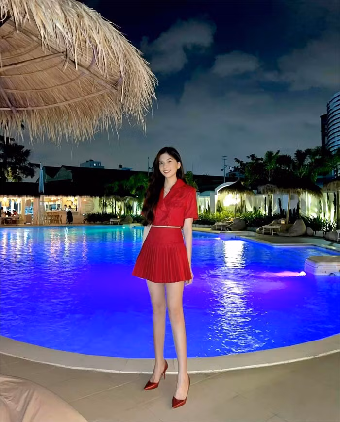 Bạn gái tin đồn của Ngô Kiến Huy còn sở hữu thân hình nóng bỏng với ba vòng quyến rũ cùng đôi chân dài miên man.