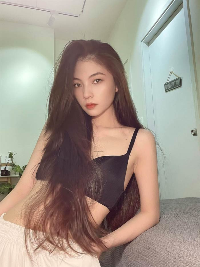 Người đẹp sinh năm 1997 đang là cô chủ của hai cửa hàng thời trang và tiệm nail tại TPHCM.