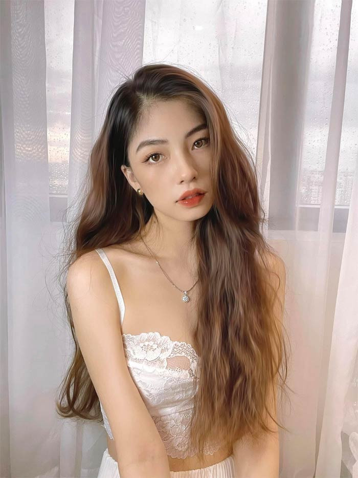 Không cần mặc đồ quá hở hang nhưng nhìn Uyên Endy lúc nào cũng quyến rũ.