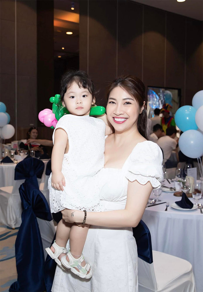 Hiện nữ ca sĩ đang sống hạnh phúc bên con gái, kết quả tình yêu giữa cô và chồng cũ Emmanuel Shin.