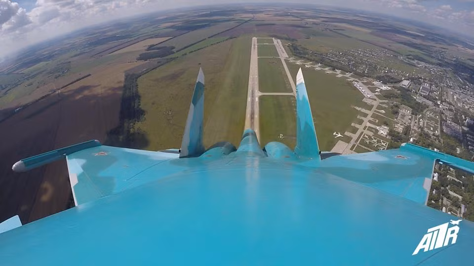 Camera hành trình trên Su-34 chụp lại khoảnh khắc máy bay vừa cất cánh khỏi đường băng…