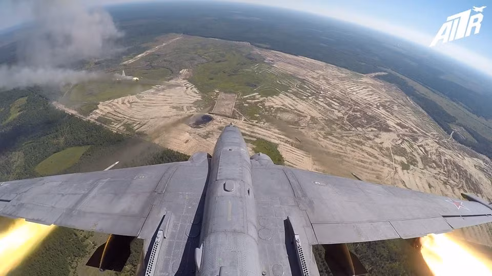 Camera đặt ở đuôi chiếc cường kích Su-25 ghi lại khoảnh khắc tuyệt đẹp nó phóng rocket về vùng mục tiêu.