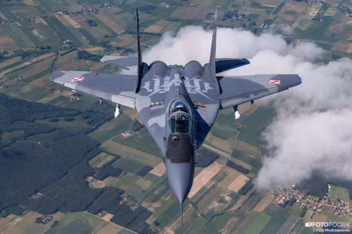 Trước khi có F-16 thì những chiếc tiêm kích chủ lực của Ba Lan là phi đội 32 chiếc MiG-29A/UB mua từ Liên Xô, Czech và Đức.