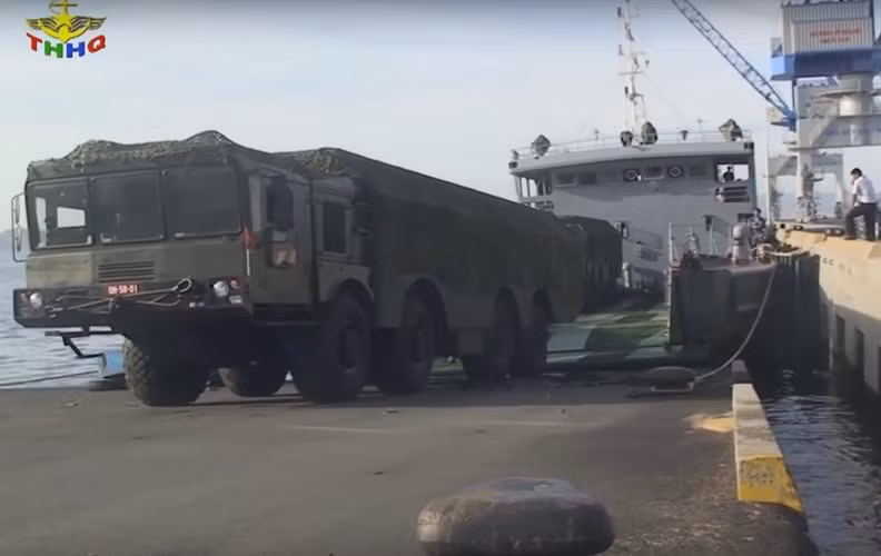 “Đặc biệt, Việt Nam đã cơ động Bastion-P bằng tàu đổ bộ nhỏ và triển khai hệ thống nhằm huấn luyện khả năng sẵn sàng chiến đấu cho các binh sĩ. Cuộc diễn tập nói trên dường như cho thấy khả năng chiến đấu cao trong tác chiến bờ biển của Việt Nam. Hải quân Việt Nam có thể cơ động dễ dàng Bastion-P tới các đảo nhỏ trên Biển Đông và triển khai để tiêu diệt kẻ thù", vị quan chức này nói thêm.